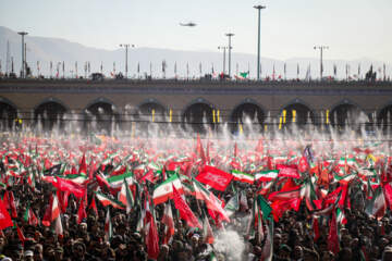 اقامه نماز بر پیکر مطهر مجاهد شهید امام خامنه‌ای و خانواده ایشان