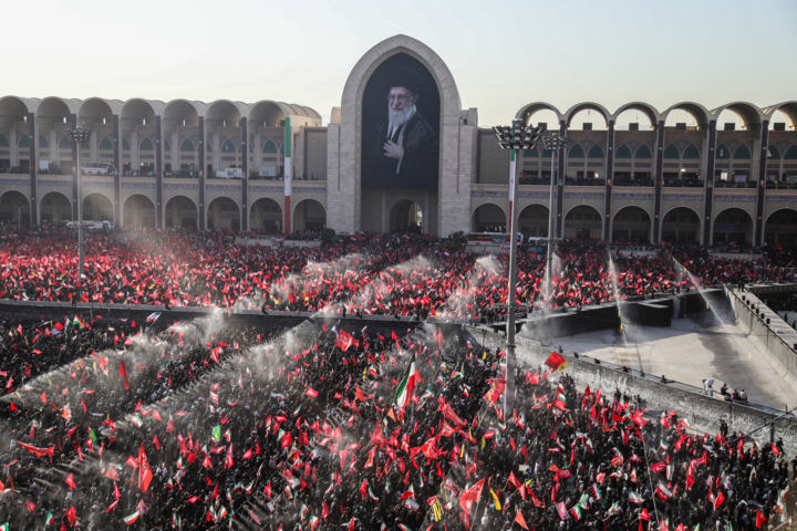 در مسلخ عشق جز نکو را نکُشَند