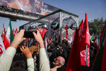تشییع پیکر رهبر شهید