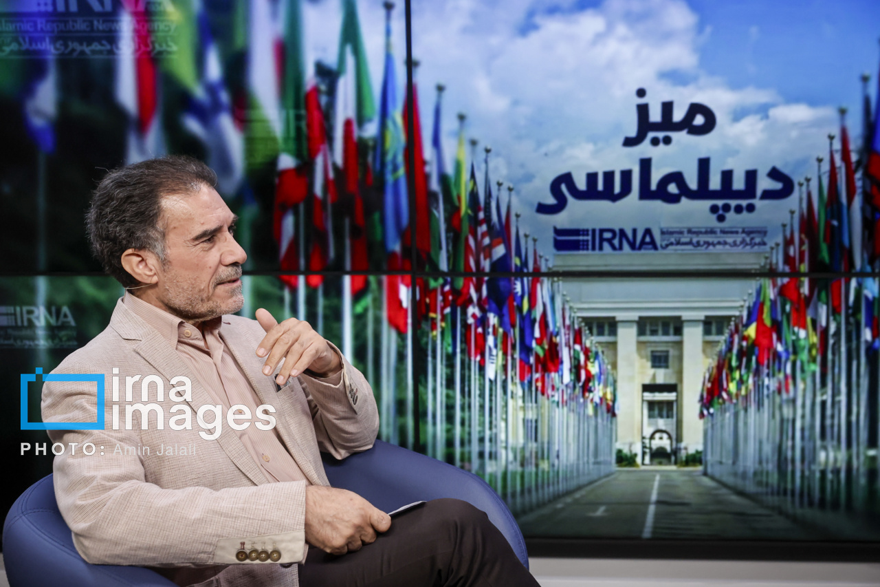 دهقانی فیروزآبادی: دوره گذار در نظام بین‌الملل حساس‌ترین و خطرناک‌ترین دوره است