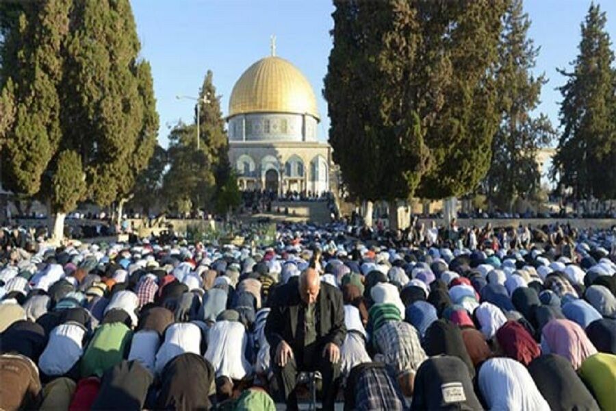 الفلسطينيون يزحفون نحو الأقصي في الجمعة الثالثة من رمضان الفلسطينيون يزحفون نحو الأقصي في الجمعة الثالثة من رمضان