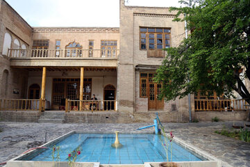 همدان- ایرنا- خانه مسعودی یکی از خانه های تاریخیِ زیبا با قدمتی 140 ساله است که از دوران قاجاریه در شهرستان تویسرکان از توابع استان همدان به یادگار مانده است. عکس از: جواد همدانی