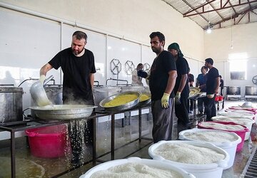 ۱۰ هزار بسته غذایی در مناطق سیل زده لرستان توزیع می شود
