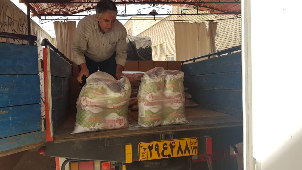 نیکوکاران جهرمی ۳۵۰بسته غذایی بین نیازمندان توزیع کردند
نیکوکاران جهرمی ۳۵۰بسته غذایی بین نیازمندان توزیع کردند