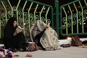 ایرنا- اصفهان- تصاویر نمایی از مراسم احیاء شب بیست ویکم ماه مبارک رمضان در امامزاده سید محمد در خمینی شهر اصفهان را نشان می دهد.عکاس:زهرا باغبان*15*