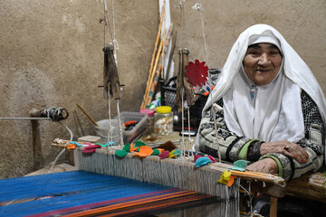 کاربافی هنر دست زنان شرق اصفهان