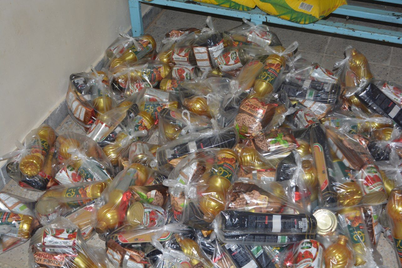 ۲۲۰ بسته غذایی بین مددجویان سیلزده کمیته امداد ایذه توزیع شد - ایرنا