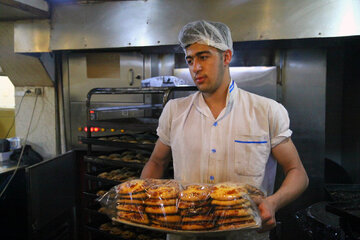 مراحل تولید کماج، از شیرینی های سنتی و قدیمی همدان که در ماه مبارک رمضان طرفداران زیادی دارند.