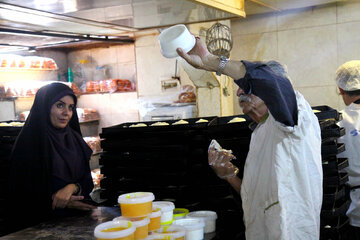 مراحل تولید انگشت پیچ، از شیرینی های سنتی و قدیمی همدان که در ماه مبارک رمضان طرفداران زیادی دارند.