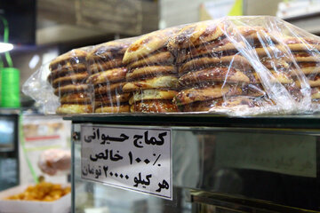 مراحل تولید کماج، از شیرینی های سنتی و قدیمی همدان که در ماه مبارک رمضان طرفداران زیادی دارند.