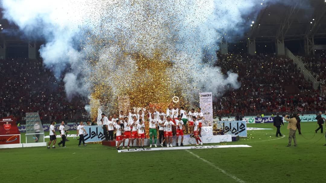 کاپیتان پرسپولیس جام قهرمانی لیگ بیستم را بالای سر برد