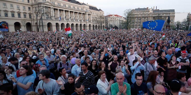 مردم مجارستان در اعتراض به رفتار دولت به خیابان‌ها آمدند