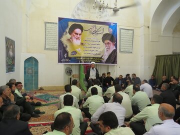 امام خمینی (ره) با صلابت در مقابل استکبار ایستاد و مبارزه کرد