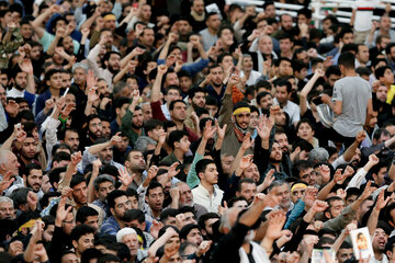 ایرنا - تهران - مراسم سالگرد ارتحال حضرت امام خمینی (ره) با حضور رهبر معظم انقلاب اسلامی و حجت الاسلام سید حسن خمینی در مرقد مطهر امام  (ره) برگزار شد.*15*