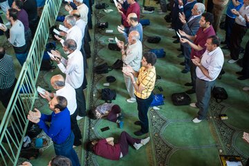 نماز عید سعید فطر امروز چهارشنبه همزمان با سراسر کشور در اصفهان برگزار شد. عکس از رسول شجاعی