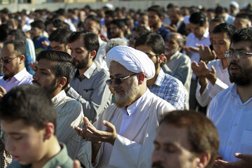 ایرنا - نماز عید سعید فطر امروز چهارشنبه همزمان با سراسر کشور در قم برگزار شد. عکس از عباس منجمی گیلانی