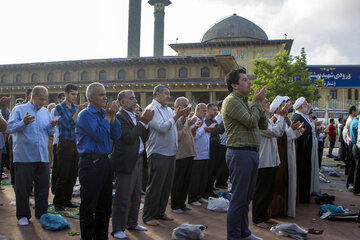 ایرنا - نماز عید سعید فطر امروز چهارشنبه همزمان با سراسر کشور در بیرجند برگزار شد. عکس از مجتبی گرگی