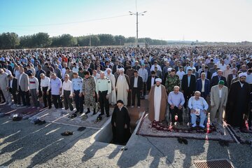 ایرنا - نماز عید سعید فطر امروز چهارشنبه همزمان با سراسر کشور در بیرجند برگزار شد. عکس از مجتبی گرگی