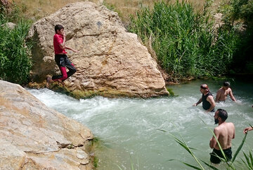 آب تنی در دربند شهرستان صحنه