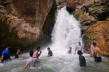 آب تنی در دربند شهرستان صحنه