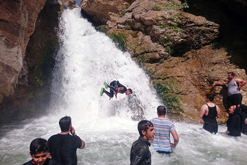 آب تنی در دربند شهرستان صحنه