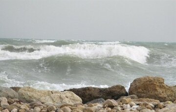 امواج بلند، دریای مازندران را برای شنا ناامن کرد