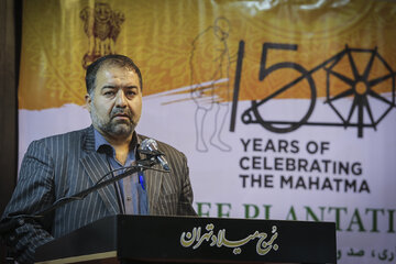 ایرنا-تهران-سخنرانی یکی از اعضای شورای شهر تهران در مراسم صدوپنجاهمین سالگرد گاندی.عکس از اصغر خمسه.*7