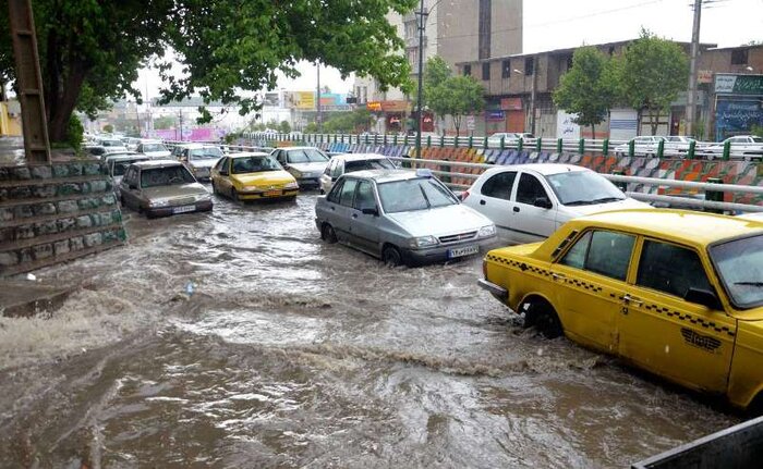 بارش های رگباری مناطق مختلف شهر زنجان را با آبگرفتگی مواجه کرد
