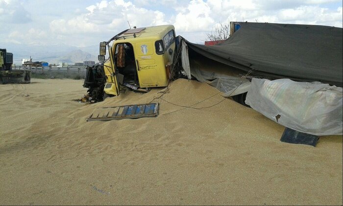 کامیون حامل ۱۰ تن گندم در غرب گلستان واژگون شد