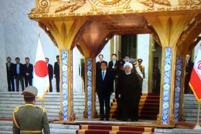 President Rouhani accords an official welcome to Japanese PM