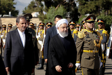 ایرنا - تهران - حجت الاسلام حسن روحانی رئیس جمهوری روز پنجشنبه در مراسم بدرقه جهت عزیمت به کشور قرقیزستان در فرودگاه مهرآباد تهران در تصویر دیده می شود.*15*  