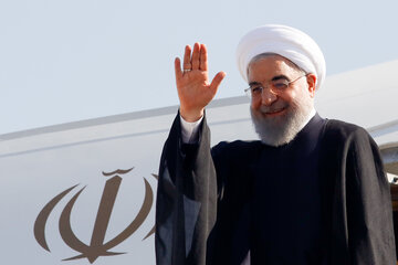 ایرنا - تهران - حجت الاسلام حسن روحانی رئیس جمهوری روز پنجشنبه در مراسم بدرقه جهت عزیمت به کشور قرقیزستان در فرودگاه مهرآباد تهران در تصویر دیده می شود.*15*  