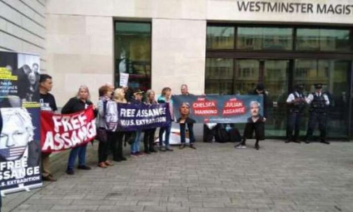 مخالفان استرداد بنیانگذار ویکیلیکس در لندن دست به اعتراض زدند