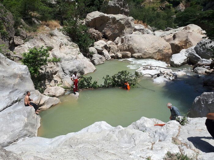 نجاتگران هلال احمر پیکر جوان مغروق در رودسر را پیدا کردند
