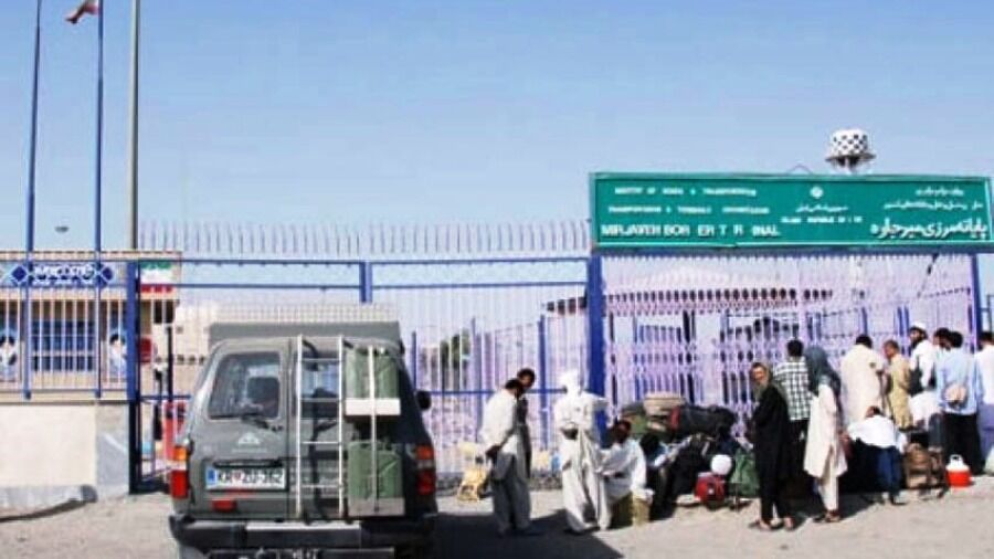 Iran hands over 44 more Pakistani illegal immigrants to Pakistan