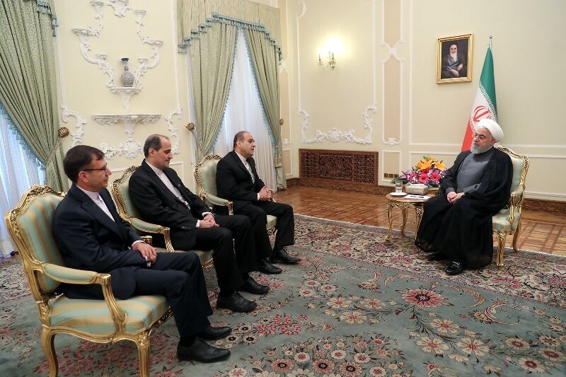 سفراء إيران لدى اليونان وإندونيسيا والجزائر يلتقون الرئيس روحاني سفراء إيران لدى اليونان وإندونيسيا والجزائر يلتقون الرئيس روحاني