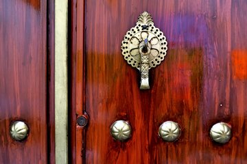 کلون و کوبه درب های قدیمی در بافت تاریخی بوشهر