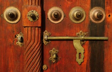 کلون و کوبه درب های قدیمی در بافت تاریخی بوشهر