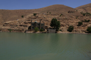 سنندج - ایرنا -  تنها ساختمان مسجد روستای باقلاباد که بعد از آب گیری سد بنیر باقیمانده است و این روستا کاملاً زیر آب رفته و تخریب شده است.عکاس: سیدمصلح پیرخضرانیان