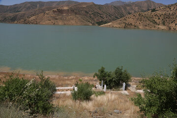 سنندج - ایرنا - قسمتی از قبرستان روستای باقلاباد که به زیر آب سد بنیر نرفته است.عکاس: سیدمصلح پیرخضرانیان