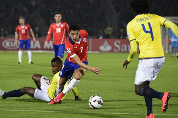تیم ملی فوتبال شیلی برابر اکوادور به پیروزی رسید