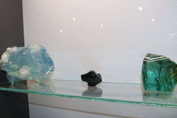 ولین موزه تخصصی سنگ های قیمتی و خاص استان یزد، مجموعه گنجینه سنگ یزد دارای 70 ویترین با بیش از 150 اثر می باشد که نمونه هایی از سنگ های کلکسیونی قیمتی و نیمه قیمتی در آن به چشم می خورد.عکاس: شهلا حیدری