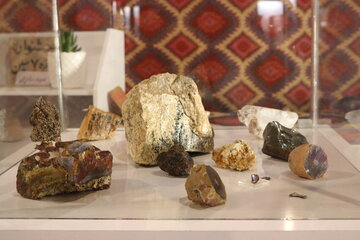 ولین موزه تخصصی سنگ های قیمتی و خاص استان یزد، مجموعه گنجینه سنگ یزد دارای 70 ویترین با بیش از 150 اثر می باشد که نمونه هایی از سنگ های کلکسیونی قیمتی و نیمه قیمتی در آن به چشم می خورد.عکاس: شهلا حیدری