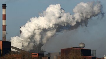 تشدید انتقادها از تبعات انتشار گازهای گلخانه ای، چالش جدید مکرون