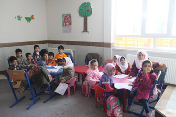 سنندج - ایرنا - یکی از کلاس های مدرسه روستای گنداب علیا از توابع شهرستان قروه. عکاس: سیدمصلح پیرخضرانیان