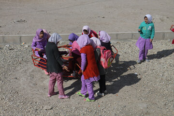 سنندج - ایرنا - دانش آموزان در مسیر برگشت از مدرسه روستای گنداب علیا از توابع شهرستان قروه مشغول بازی کردن هستند. عکاس: سیدمصلح پیرخضرانیان