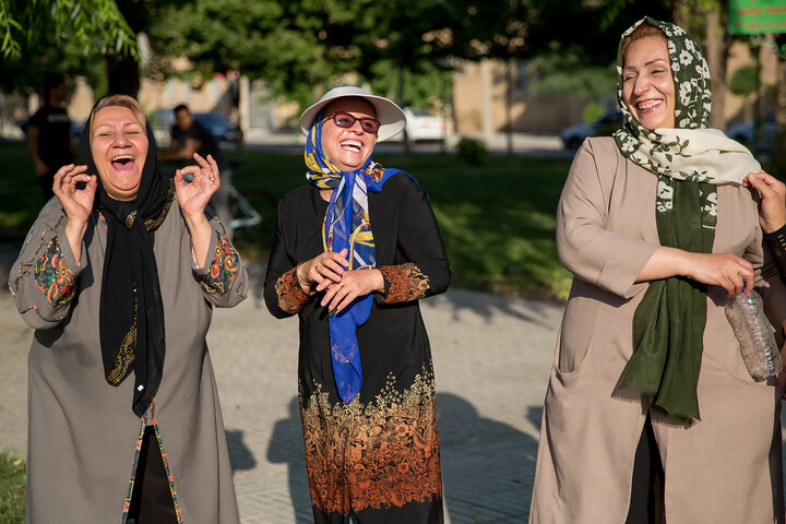 پشت پرده خندههای عصبی، از شرمندگی تا درمان