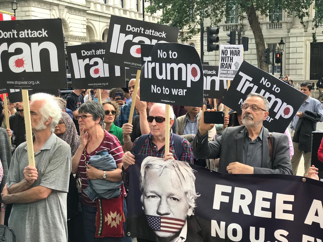 فعالان ضدجنگ در لندن سیاست های ترامپ علیه ایران را محکوم کردند 