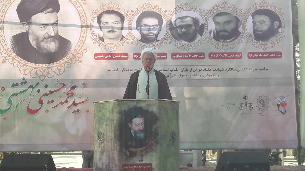 شهید بهشتی به مسائل سیاسی و اجتماعی به چشم عبادت می نگریست