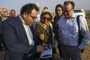 بازدید نمایندگان اتحادیه اروپا از کانون های گرد و غبار شرق اهواز